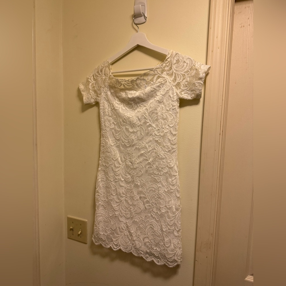 Divided white lace with stretch